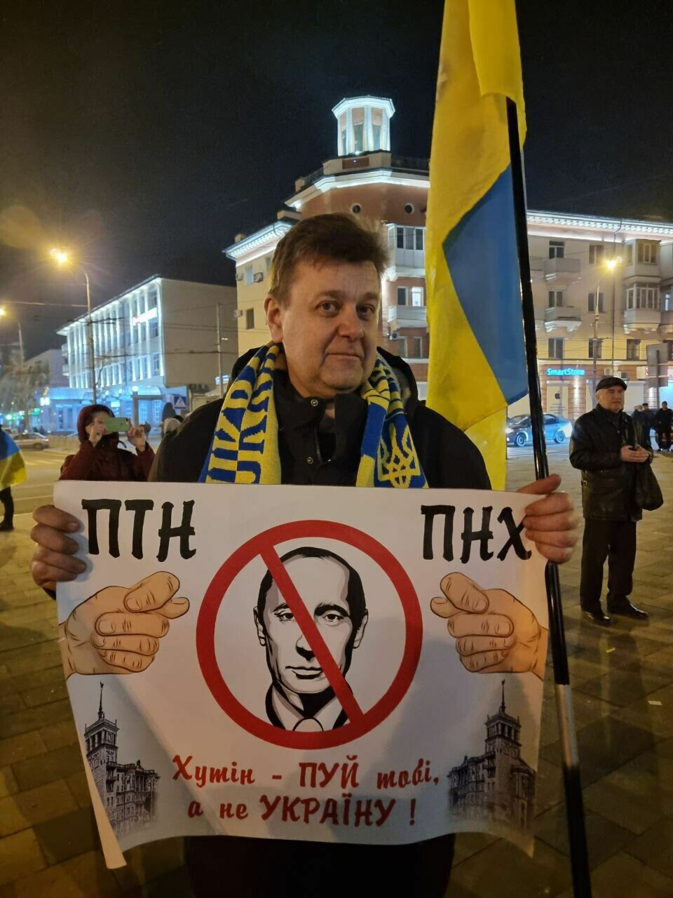UREDD: – Jeg er her fordi jeg mener alle ukrainere bør vise at vi ikke er redde for den idioten, og at vi er mange, sier Oleksandr som er «litt over femti år gammel». .