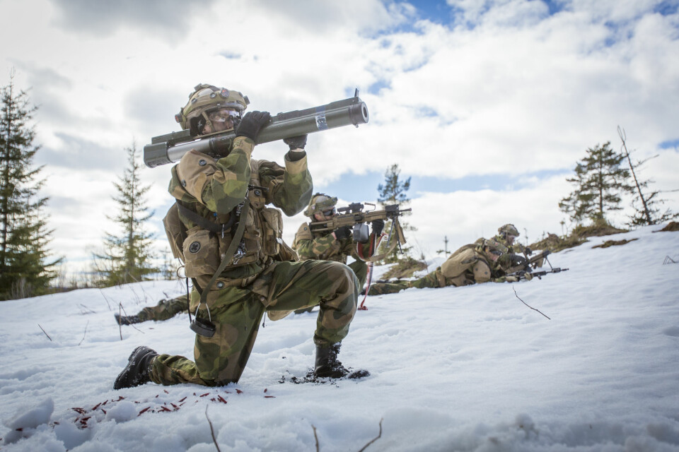 PANSERVERN: Noreg sender panservernrakettar av typen M72 til Ukraina. Soldater fra 2. bataljon under deres instrumenterte trening på Rena. Her med panservernvåpen av typen M72 som Norge nå skal sende til Ukraina. Foto: Anette Ask / Forsvaret / NTB