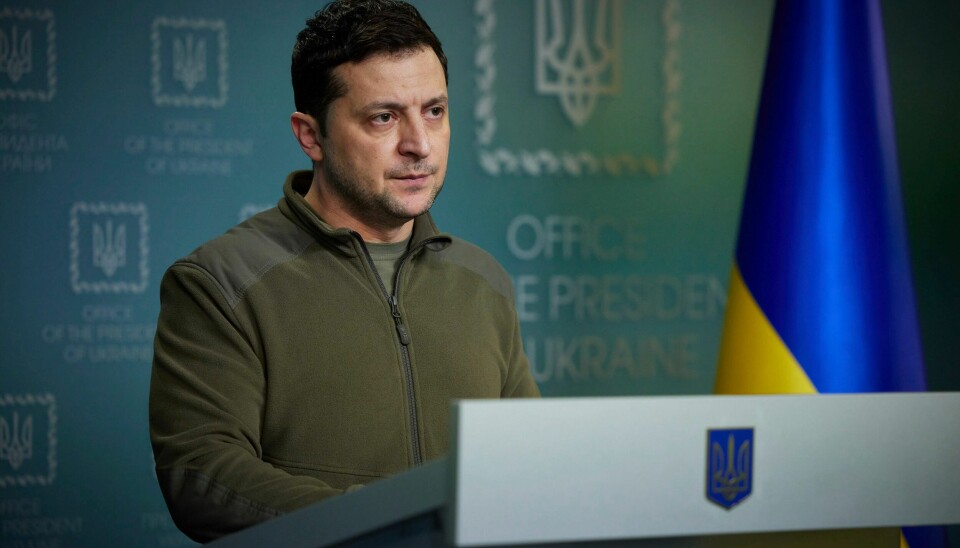TALTE: Ukrainas president Volodymyr Zelenskyj sier de har spolert Russlands angrepsplaner. Ukrainas president Volodymyr Zelenskyj holdt sent fredag kveld en videotale der han sa at han regner med russerne kommer til å forsøke å erobre hovedstaden i løpet av natten. Foto: Ukrainas presidentkontors presseavdeling via AP / NTB