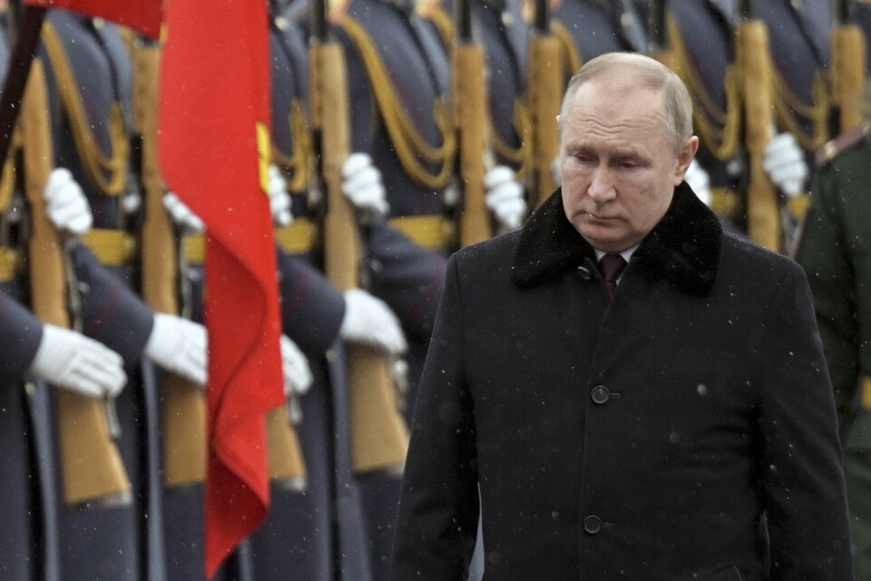 EINEVELDIG: Putin deltek ved nedlegging av krans ved monumentet for «forsvararen av fedrelandet» dagen før invasjonen. Den russiske presidenten har samla seg meir og meir makt i Kreml, seier Matlary. Russlands president Vladimir Putin avbildet ved den ukjente soldats grav i Moskva onsdag. Foto: Alexei Nikolsky / AP / NTB