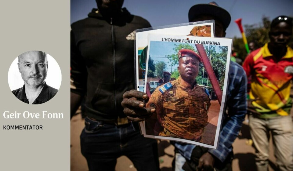 «STERKE MANN»: En mann holder opp et bilde av Burkina Fasos kuppmaker, oberstløytnant Paul Henri Sandaogo Damiba på dette bildet fra januar. Over bildet står det «Burkinas sterke mann». Damiba ble onsdag 16. februar tatt i ed som landets nye president. l