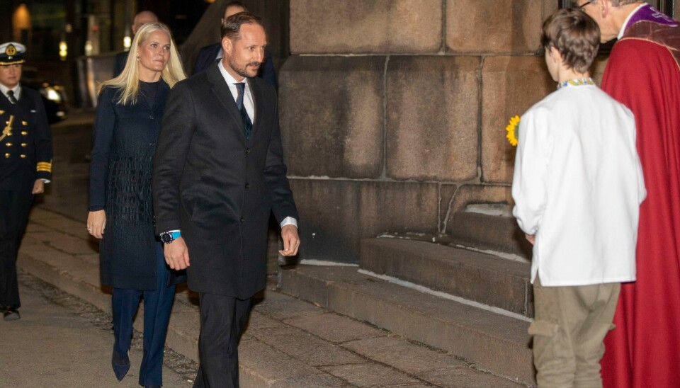 PÅ GUDSTJENESTE: Kronprins Haakon møtte onsdag hjelpeorganisasjoner om situasjonen i Ukraina. Her er han avbildet da han ankom fredsgudstjenesten i Trefoldighetskirken i Oslo sammen med kronprinsesse Mette-Marit tirsdag kveld. Kronprins Haakon møtte onsdag hjelpeorganisasjoner om situasjonen i Ukraina. Her er han avbildet da han ankom fredsgudstjenesten i Trefoldighetskirken i Oslo sammen med kronprinsesse Mette-Marit tirsdag kveld. Foto: Tom Hansen / NTB