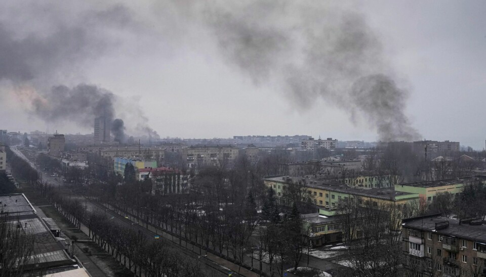 Det stiger røyk fra rakettangrep i Mariupol onsdag, men ifølge rapporter går den russiske framdriften i Ukraina sakte. Foto: Evgeniy Maloletka / AP / NTB Det stiger røyk fra rakettangrep i Mariupol onsdag, men ifølge rapporter går den russiske framdriften i Ukraina sakte. Foto: Evgeniy Maloletka / AP / NTB