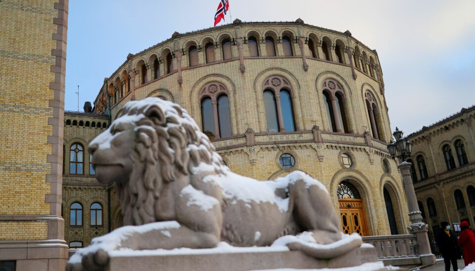 Illustrasjonsfoto. Bildet viser Stortinget med en løvestatue dekket av snø foran.
