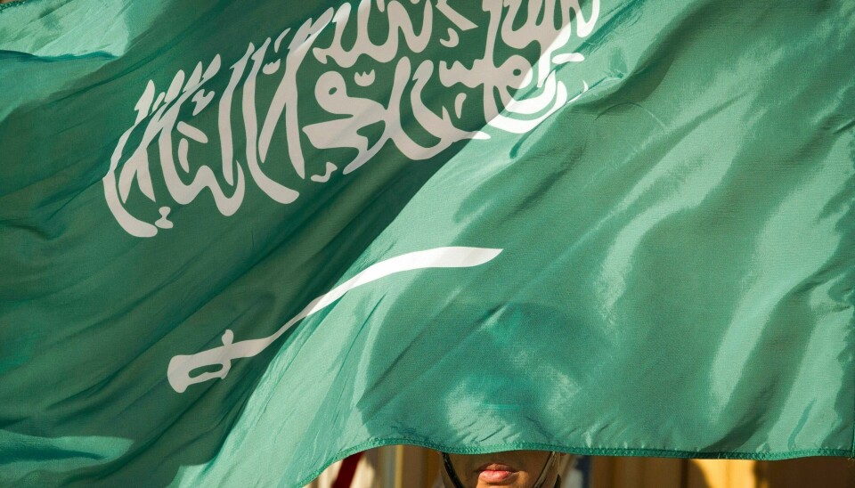 DØDSSTRAFF: Saudi-Arabia er blant landene som utfører flest henrettelser i verden, ofte ved halshogging. FILE - In this March 22, 2018, file photo, an honor guard member is covered by the flag of Saudi Arabia in Washington. Saudi Arabia executed a young man Tuesday, June 15, 2021, who was convicted on charges stemming from his participation in an anti-government rebellion by minority Shiites. It was unclear whether Mustafa bin Hashim bin Isa al-Darwish, 26, was executed for crimes committed as a minor, according to Amnesty International, who said his trial, however, was “deeply flawed.” (AP Photo/Cliff Owen, File)
