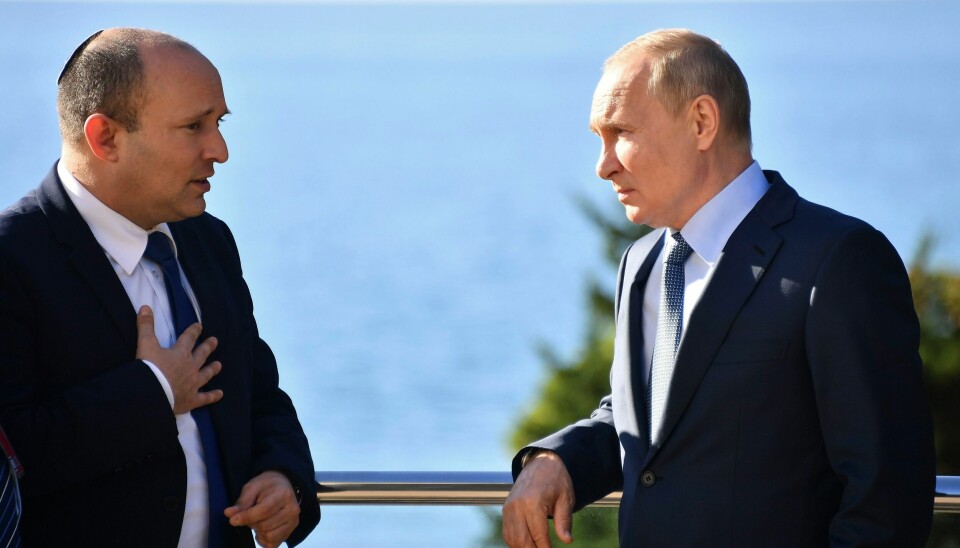 SAMTALEPARTNARAR: Den israelske statsministeren Naftali Bennett og Vladimir Putin har møttest til samtaler fleire gongar. Her frå i Sochi i oktober i fjor. Russian President Vladimir Putin, right, and Israeli Prime Minister Naftali Bennett speak during their meeting in Sochi, Russia, Friday, Oct. 22, 2021. Russian President Vladimir Putin hosted Israeli Prime Minister Naftali Bennett Friday for their first meeting, hailing friendly ties between the two countries. (Evgeny Biyatov, Sputnik, Kremlin Pool Photo via AP)