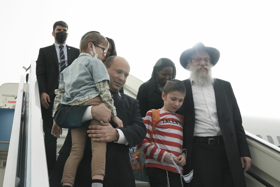ALIYAH: Israel ønskjer jødar som er på flukt frå krigen i Ukraina hjarteleg velkomne til å komme til Israel. Her tek Bennett imot ei gruppe frå ein barneheim i den ukrainske byen Zjytomyr. ADDA RABBI'S NAME - Israeli Prime Minister Naftali Bennett welcomes a group of orphans from the Alumim orphanage in the Ukrainian city of Zhytomyr, on arrival to Israel at Ben Gurion Airport, Sunday, March 6, 2022. To Bennett’s right is Chabad Rabbi Shlomo Wilhelm, of Zhytomyr, Ukraine.(AP Photo/Maya Alleruzzo, Pool)