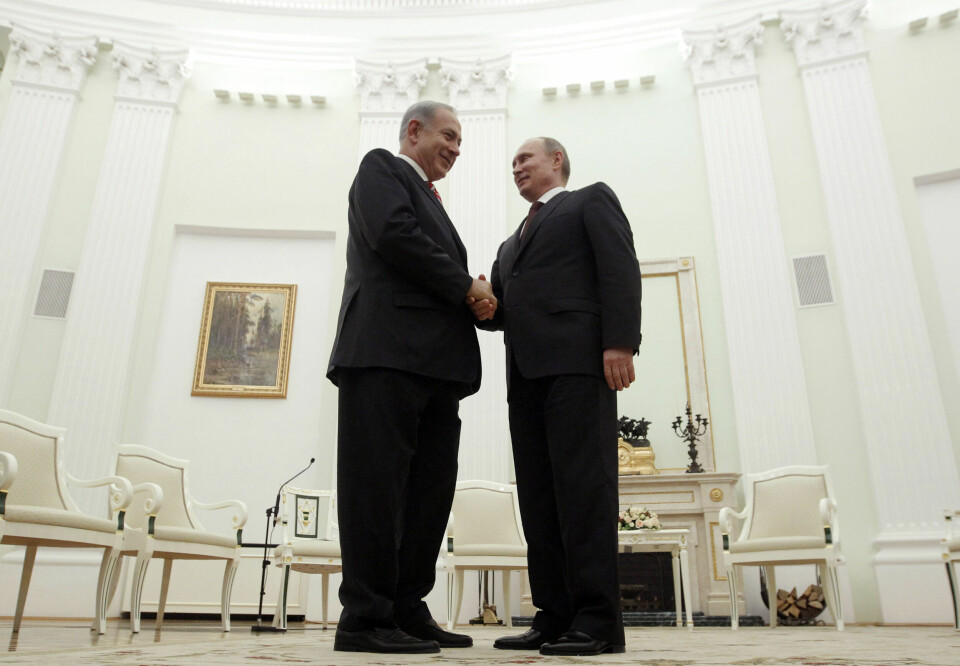 STATSMANN: Den tidlegare statsministeren i Israel Benjamin Netanyahu er kontroversiell, men blir også sett på som ein dyktig statsmann på den internasjonale scena av mange israelarar. Russian President Vladimir Putin, right, shakes hands with Israeli Prime Minister Benjamin Netanyahu during their meeting in the Kremlin in Moscow, Russia, Wednesday, Nov. 20, 2013. Their talks are expected to focus on the Iranian nuclear program. Wednesday's talks in the Kremlin come as Iran and six world powers, including Russia, sat down for a new round of negotiations. Putin and Netanyahu didn't mention the Iranian issue in brief remarks at the meetings start before continuing the talks in private. (AP Photo/Maxim Shemetov)