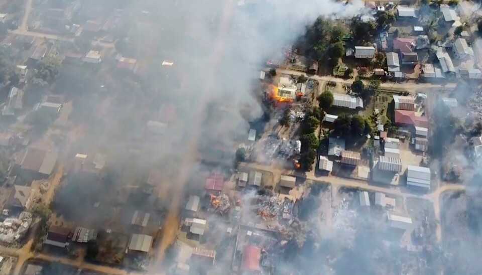 I dette bildet tatt fra en drone ser man røyk stå opp fra brennende bygninger i landsbyen Waraisuplia i Kayah-delstaten øst i Myanmar 18. februar 2022. Mens Russlands krig i Ukraina får verdens oppmerksomhet pågår det en stille, men brutal krig mot sivile i Myanmar. Foto: Befri Burma Rangers/ AP / NTB I dette bildet tatt fra en drone ser man røyk stå opp fra brennende bygninger i landsbyen Waraisuplia i Kayah-delstaten øst i Myanmar 18. februar 2022. Mens Russlands krig i Ukraina får verdens oppmerksomhet pågår det en stille, men brutal krig mot sivile i Myanmar. Foto: Befri Burma Rangers/ AP / NTB