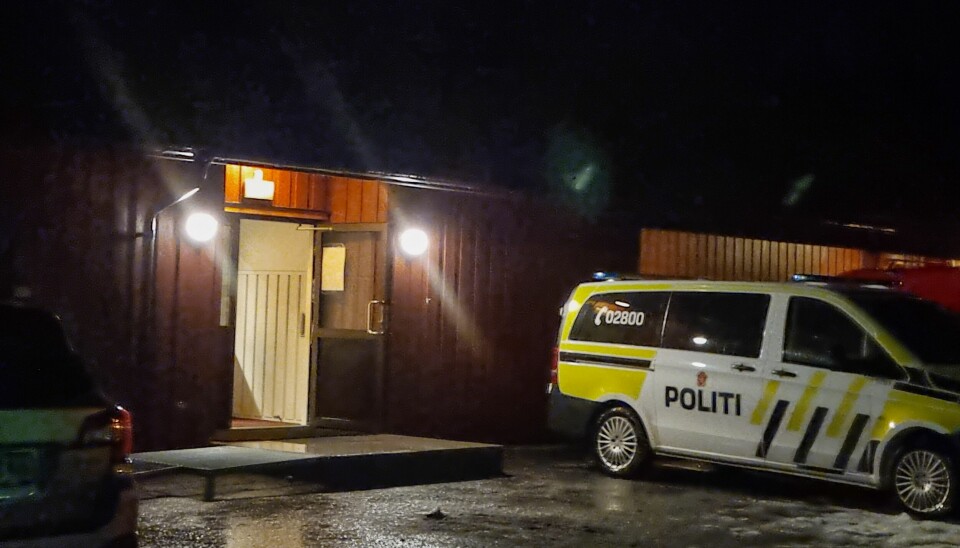 BEIARN: En politibil står parkert utenfor Trones skole i Beiarn, som blir brukt som koordineringssenter for redningsaksjonen etter at et amerikansk militærfly av typen US Osprey med et mannskap på fire har styrtet i Beiarn i Nordland. .Foto: Lars-Martin Halvorsen / Bodø Nu / NTB En politibil står parkert utenfor Trones Skole i Beiarn, som blir brukt som koordineringssenter for redningsaksjonen etter at et amerikansk militærfly av typen US Osprey med et mannskap på fire har styrtet i Beiarn i Nordland. .Foto: Lars-Martin Halvorsen / Bodø Nu / NTB