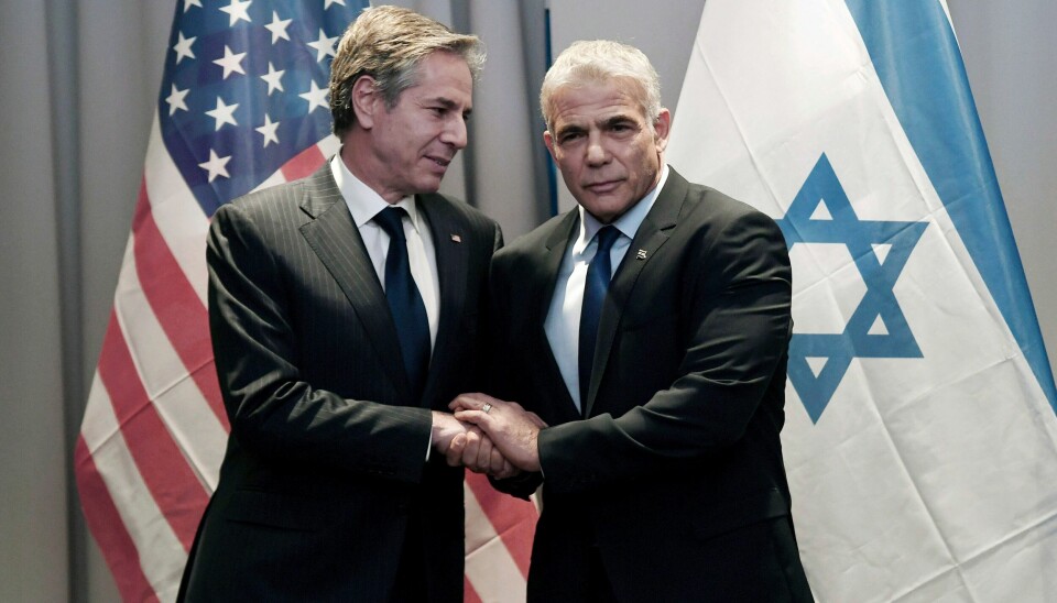 TOPPMØTE: Israels utenriksminister Yair Lapid (t.h.) har invitert USAs utenriksminister Antony Blinken (t.v.) og utenriksministrene i De forente arabiske emirater, Bahrain og Marokko til «toppmøte». Israels utenriksminister Yair Lapid (t.h.) har invitert USAs utenriksminister Antony Blinken (t.v.) og utenriksministrene i De forente arabiske emirater, Bahrain og Marokko til «toppmøte». Foto: AP / NTB