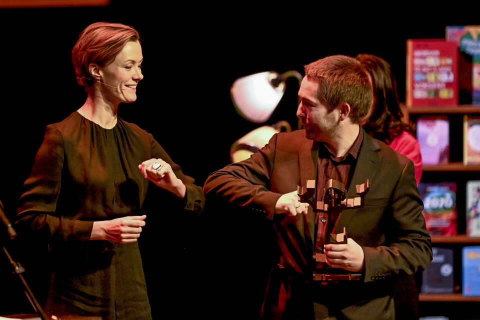 FIKK PRIS: Erlend Skjetne ble prisvinner i kategorien Barne- og ungdomsbøker med «Eit anna blikk» under utdelingen av Brageprisen 2021 på Dansens hus i Oslo. Her gratuleres han av prisutdeler og kulturminister Anette Trettebergstuen.Foto: Annika Byrde / NTB Erlend Skjetne ble prisvinner i kategorien Barne- og ungdomsbøker med «Eit anna blikk» under utdelingen av Brageprisen 2021 på Dansens Hus i Oslo. Her gratuleres han av prisutdeler og kulturminister Anette Trettebergstuen.Foto: Annika Byrde / NTB