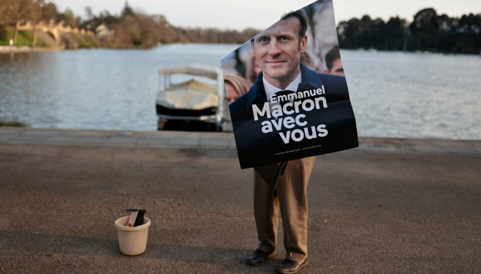 Knapt to uker før presidentvalget i Frankrike, startet den offisielle valgkampen. Her står Jean-Pierre Bedouin med en valgplakat av favoritten Emmanuel Macron i Suce-sur-Erdre vest i landet. Foto: Jeremias Gonzalez / AP / NTB Knapt to uker før presidentvalget i Frankrike, startet den offisielle valgkampen. Her står Jean-Pierre Bedouin med en valgplakat av favoritten Emmanuel Macron i Suce-sur-Erdre vest i landet. Foto: Jeremias Gonzalez / AP / NTB