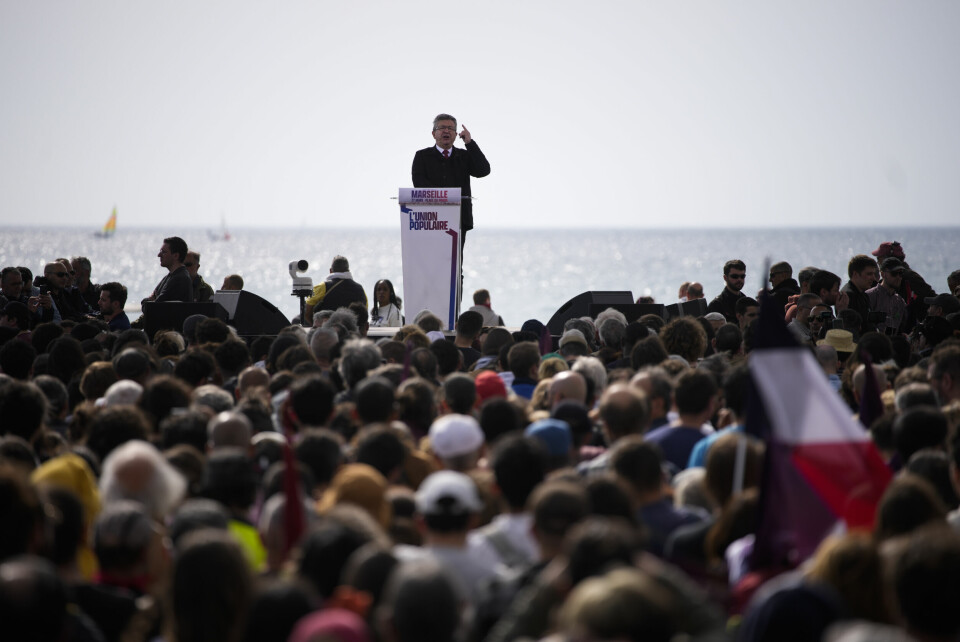 USIKKERHET: Venstreorienterte Jean-Luc Mélenchon, her på et valgmøte i Marseille, har ennå ikke gitt opp å komme seg til andre valgrunde, selv om har foreløpig kun ligger på tredjeplass. Håpet er at de venstreorienterte velgerne skal stemme på ham, og ikke spre seg på en rekke andre venstrefløykandidater med mindre oppslutning. Foto: Daniel Cole / AP / NTB Venstreorienterte Jean-Luc Mélenchon, her på et valgmøte i Marseille, har ennå ikke gitt opp å komme seg til andre valgrunde, selv om har foreløpig kun ligger på tredjeplass. Håpet er at de venstreorienterte velgerne skal stemme på ham, og ikke spre seg på en rekke andre venstrefløykandidater med mindre oppslutning. Foto: Daniel Cole / AP / NTB