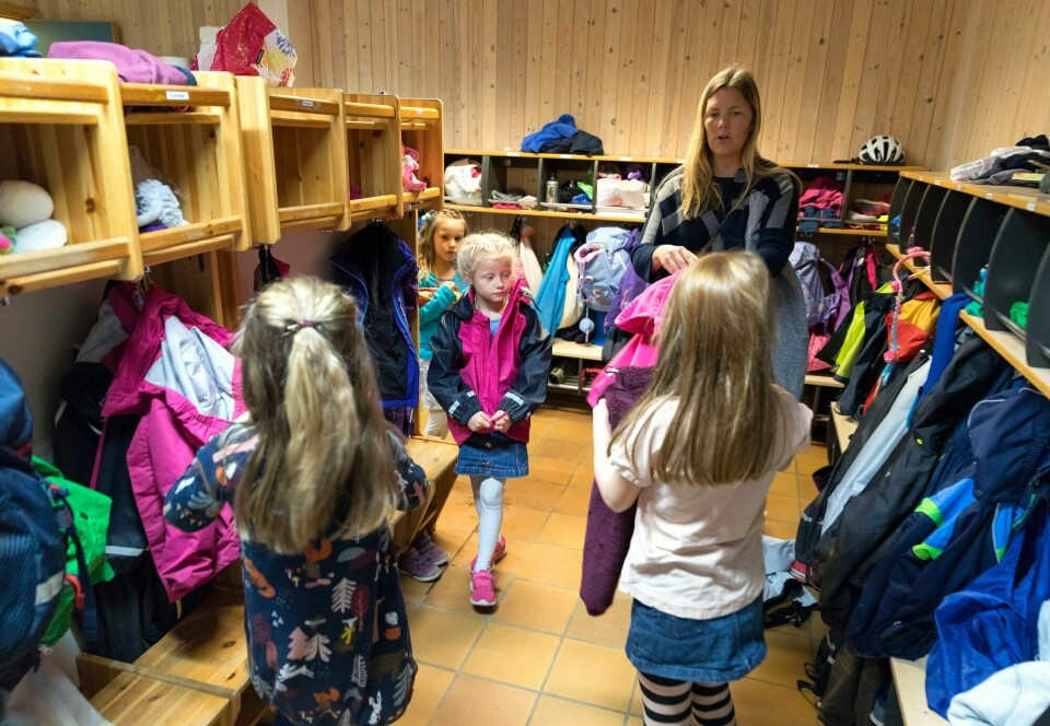 SKOLEKLASSER: – Vi må planlegge for at de blir her lenge, sier Rina Mariann Hansen (Ap), Integreringsbyråd i Oslo. Trondheim 20171009.I garderoben på barneskole og SFO . Modellklarert.Foto: Gorm Kallestad / NTB