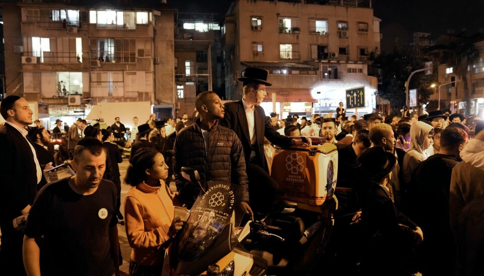 Lokale innbyggere samler seg ved åstedet i Bnei Brak tirsdag. Foto: Oded Balilty / AP / NTB Lokale innbyggere samler seg ved åstedet i Bnei Brak tirsdag. Foto: Oded Balilty / AP / NTB