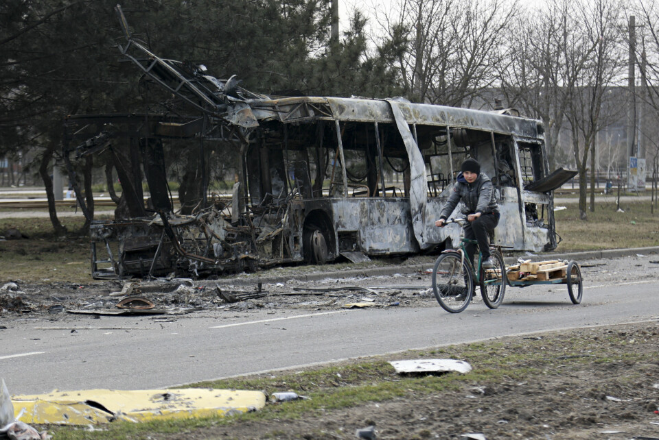 KRIGENS MERKER: En kvinne på sykkel passerer en utbrent buss i utkanten av Mariupol. En kvinne på sykkel passerer en utbrent buss i utkanten av Mariupol. Foto: Aleksej Aleksandrov / AP / NTB