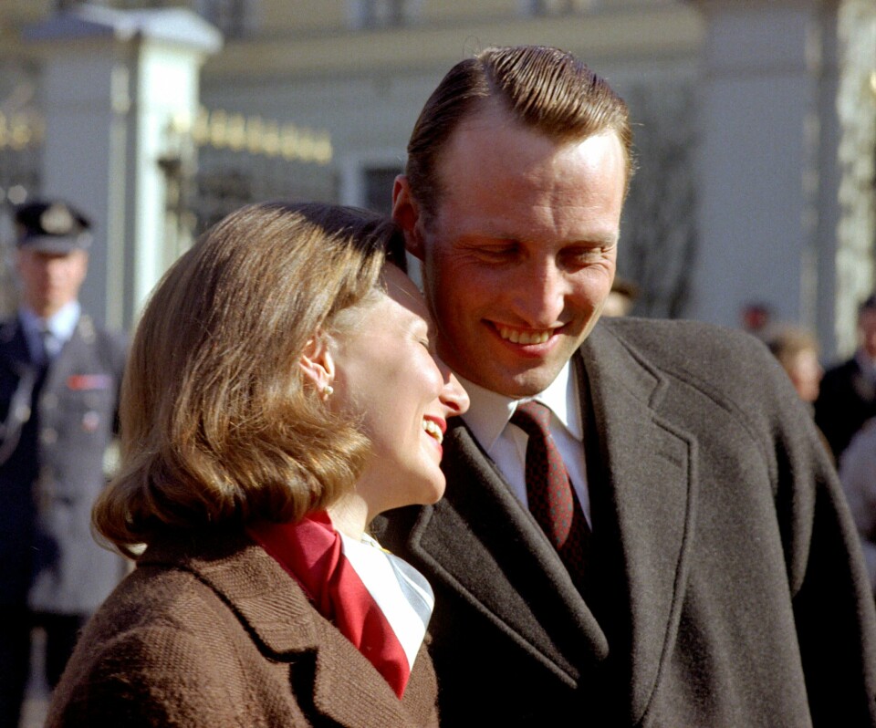 NYFORLOVET: Kronprins Harald og Sonja Haraldsen fra mars 1968. Bildet er tatt den dagen de endelig fikk lov til å gifte seg. Da hadde paret ventet i ni år for å få lov til det. Bildet viser et lykkelig kommende kongepar