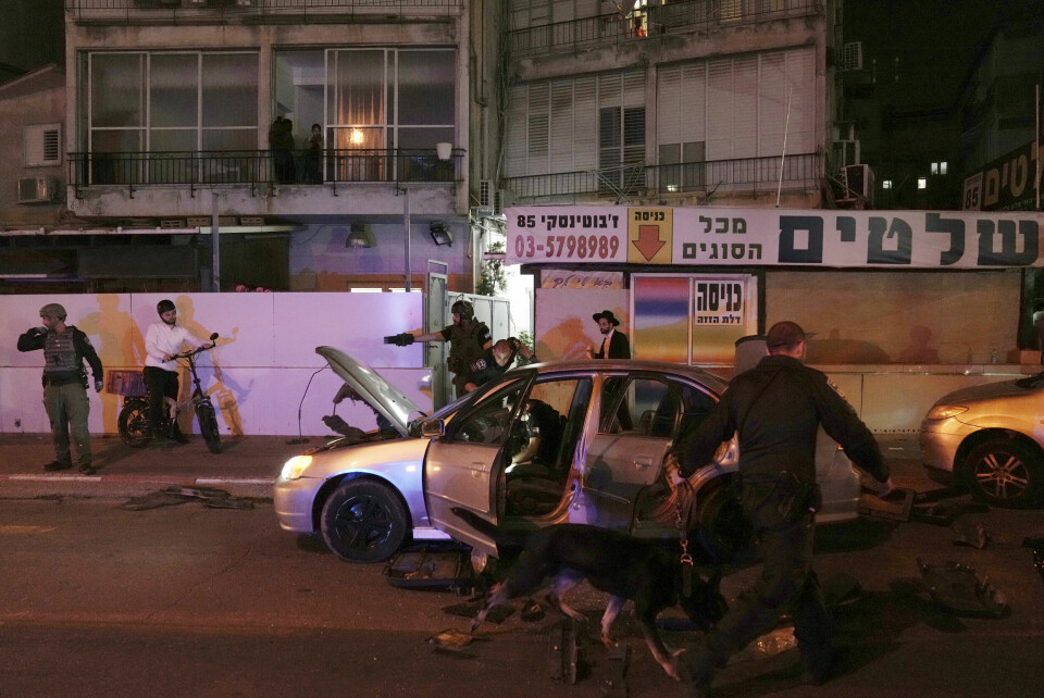 GJERNINGSPERSON DREPT: Israelsk politi undersøker et av åstedene i Bnei Barak tirsdag kveld. Gjerningspersonen ble skutt og drept av politiet. Foto: Oded Balilty / AP / NTB Israelsk politi undersøker et av åstedene i Bnei Barak tirsdag kveld. Foto: Oded Balilty / AP / NTB