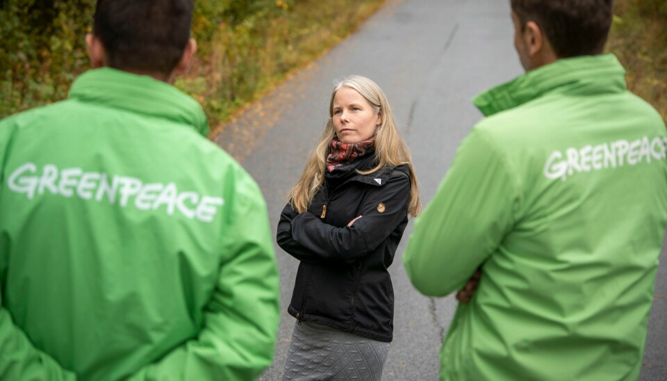 SV-leder Kirsti Bergstø i samtale med Greenpeace-medlemmer ved en tidligere anledning. Greenpeace er blant de inviterte til møtet med SV. Foto: Ole Berg-Rusten / NTB SV-leder Kirsti Bergstø i samtale med Greenpeace-medlemmer ved en tidligere anledning. Greenpeace er blant de inviterte til møtet med SV. Foto: Ole Berg-Rusten / NTB