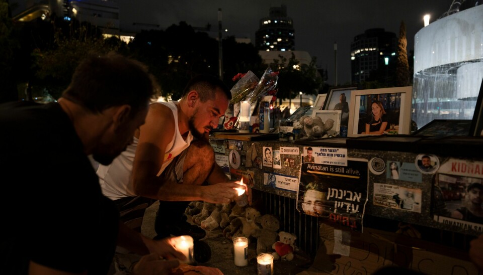I dag, mandag 7. oktober, er det ett år siden Hamas angrep Israel. Dagen markeres landet rundt. Bildet er fra en minnestund søndag kveld. Foto: Oded Balilty / AP / NTB I dag, mandag 7. oktober, er det ett år siden Hamas angrep Israel. Dagen markeres landet rundt. Bildet er fra en minnestund søndag kveld. Foto: Oded Balilty / AP / NTB