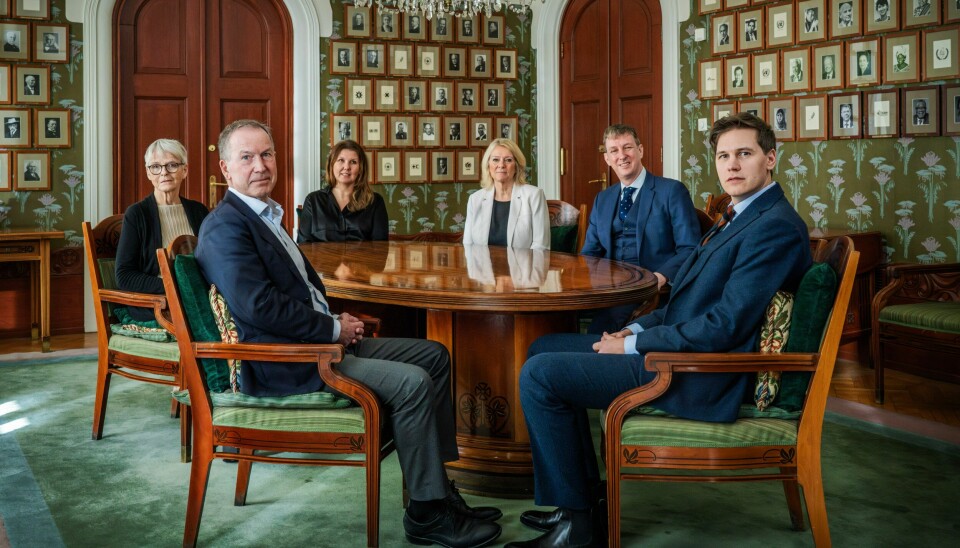 Snart kommer svaret på hva Nobelkomiteen har kommet fram til for fredsprisen 2024. F.v.: Anne Enger, Olav Njølstad (sekretær), Gry Larsen, Kristin Clemet, Asle Toje, Jørgen Watne Frydnes (leder). Foto: Ole Berg-Rusten / NTB Den nye Nobelkomiteen på møterommet i Nobelinstituttet. Fra venstre: Anne Enger, Olav Njølstad (sekretær), Gry Larsen, Kristin Clemet, Asle Toje, Jørgen Watne Frydnes (leder). Foto: Ole Berg-Rusten / NTB