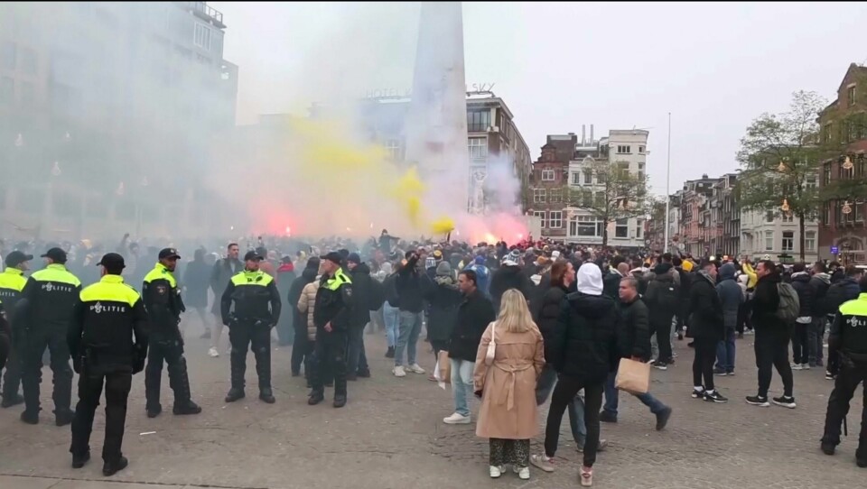 Israelske fotballsupportere med hevdede bluss i sentrum av Amsterdam før kampen torsdag kveld. Bildet er tatt fra en video som er spredd i sosiale medier. Foto: AP Photo InterVision / NTB Israelske fotballsupportere med hevdede bluss i sentrum av Amsterdam før kampen torsdag kveld. Bildet er tatt fra en video som er spredd i sosiale medier. Foto: AP Photo InterVision / NTB