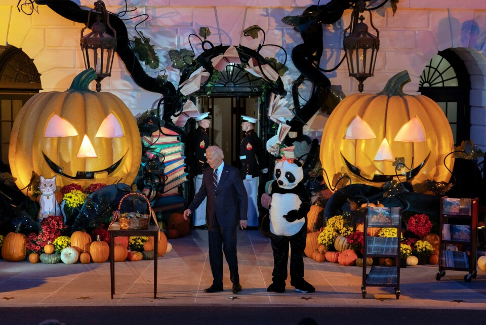 President Joe Bidens kommentar der han tilsynelatende kalte Trump-tilhengere «søppel», spøker i kulissene for Demokratene. Her under Halloween-feiring i Det hvite hus, der førstedame Jill Biden for anledningen har kledd seg ut som en panda. Foto: Jose Luis Magana / AP / NTB President Joe Bidens kommentar der han tilsynelatende kalte Trump-tilhengere «søppel», spøker i kulissene for Demokratene. Her under Halloween-feiring i Det hvite hus, der førstedame Jill Biden for anledningen har kledd seg ut som en panda. Foto: Jose Luis Magana / AP / NTB