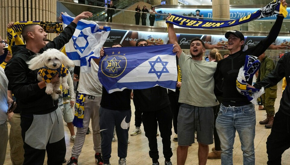 Maccabi Tel Aviv-supportere ble ønsket velkommen hjem da de landet på Ben Gurion-flyplassen i Tel Aviv fredag. Maccabi Tel Aviv-supportere ble ønsket velkommen hjem da de landet på Ben Gurion-flyplassen i Tel Aviv fredag. Foto: Tsafrir Abayov / AP / NTB
