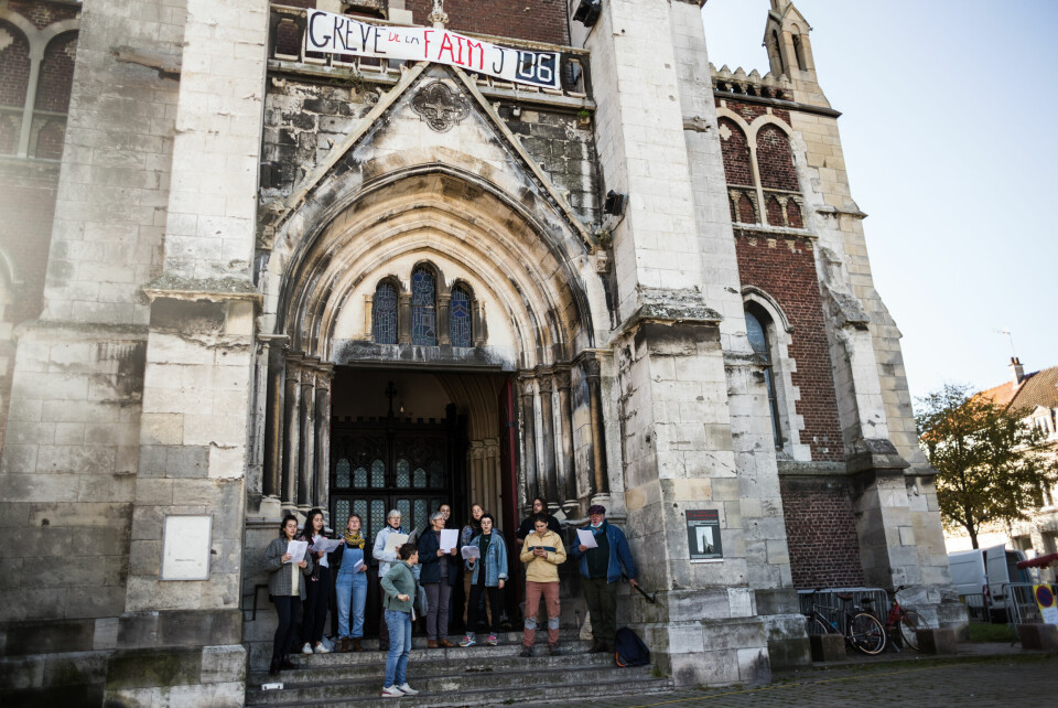 SULTESTREIK: Koret Choeur de lutte opptrer på kirketrappen til Saint-Pierre de Calais, som del av kampanjen faimauxfrontieres. Inne i kirken har Philippe, som er prest i Secours Catholique, og to andre aktivister, Anaïs og Ludovic, sultestreiket siden 11. oktober. De avsluttet streiken 17. november. 5. Koret Choeur de lutte opptrer på kirketrappen til Saint-Pierre de Calais, som del av kampanjen faimauxfrontieres. Inne i kirken har Philippe, som er prest i Secours Catholique, og to andre aktivister, Anaïs og Ludovic, sultestreiket siden 11. oktober. De avsluttet streiken 17. november.