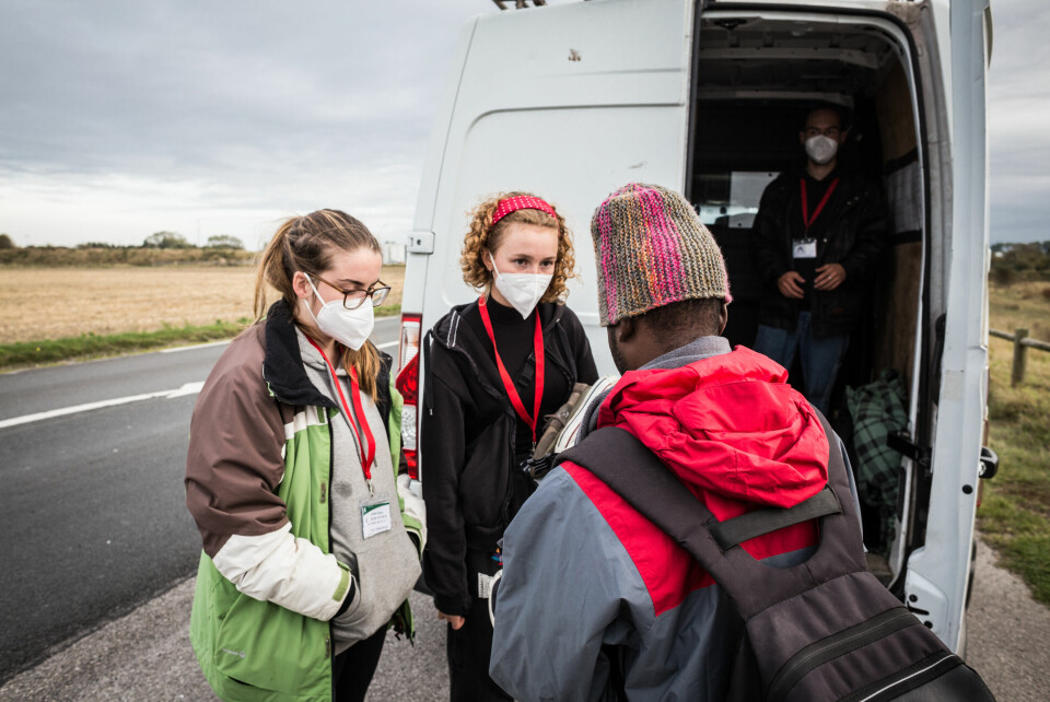 AKSJONISTER: Kayleigh and Liddy, to frivillige i Collective Aid, snakker med Ali, en ung sudanesisk migrant utenfor Old Lidl, den største migrantleiren i Calais. 27. Kayleigh and Liddy, to frivillige i Collective Aid, snakker med Ali, en ung sudanesisk migrant utenfor Old Lidl, den største migrantleiren i Calais.