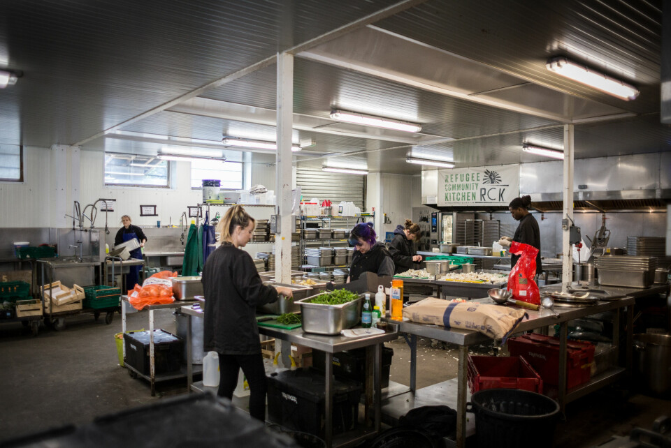 MAT OG MØTEPLASS. Refugee Community Kitchen i Calais. Foreningen hjelper migranter i det nordlige Frankrike og hjemløse i London og Edinburgh med varme måltider og et sted å samles og møtes. 29. Refugee Community Kitchen i Calais. Foreningen hjelper migranter i det nordlige Frankrike og hjemløse i London og Edinburgh med varme måltider og et sted å samles og møtes.