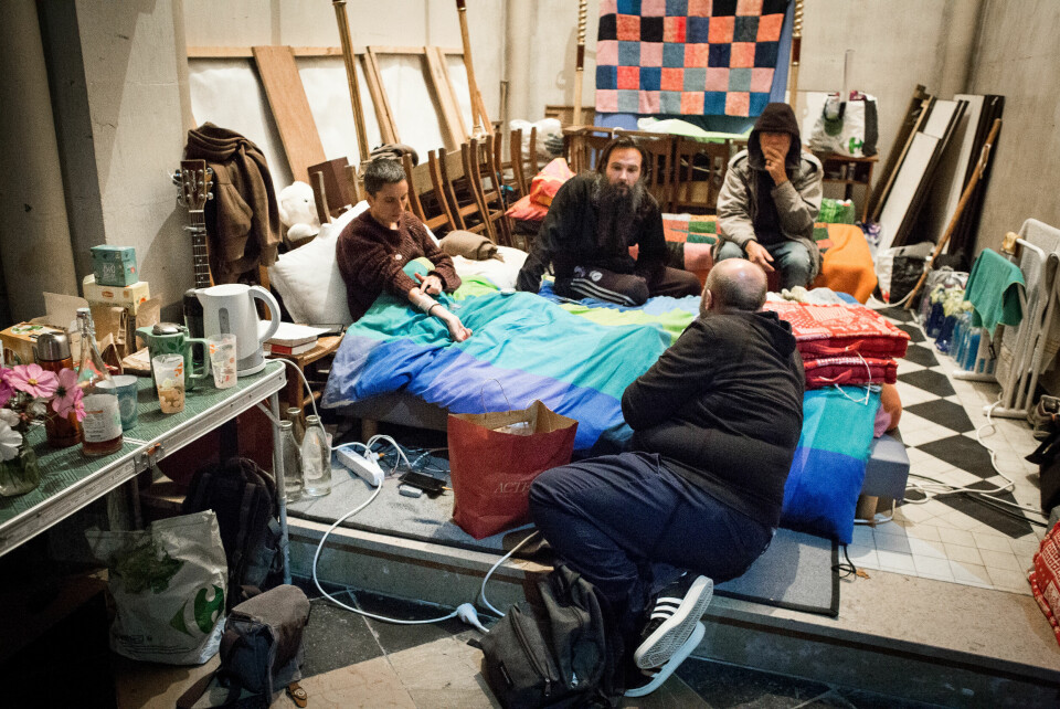 KIRKEAKSJONISTER: Anaïs, Ludovic og Philippe på plass i kirken Saint Pierre de Calais. Her har de aksjonert med sultestreik, i solidaritet med migranter i Frankrike. 8. Anaïs, Ludovic og Philippe på plass i kirken Saint Pierre de Calais, hvor de startet en sultestreik den 11. oktober, med støtte fra kampanjen faimauxfrontieres, en protestaksjon i solidaritet med migranter i Frankrike. Philippe avbrøt sin streik den 25. oktober, mens de andre fortsatte til 17. november.