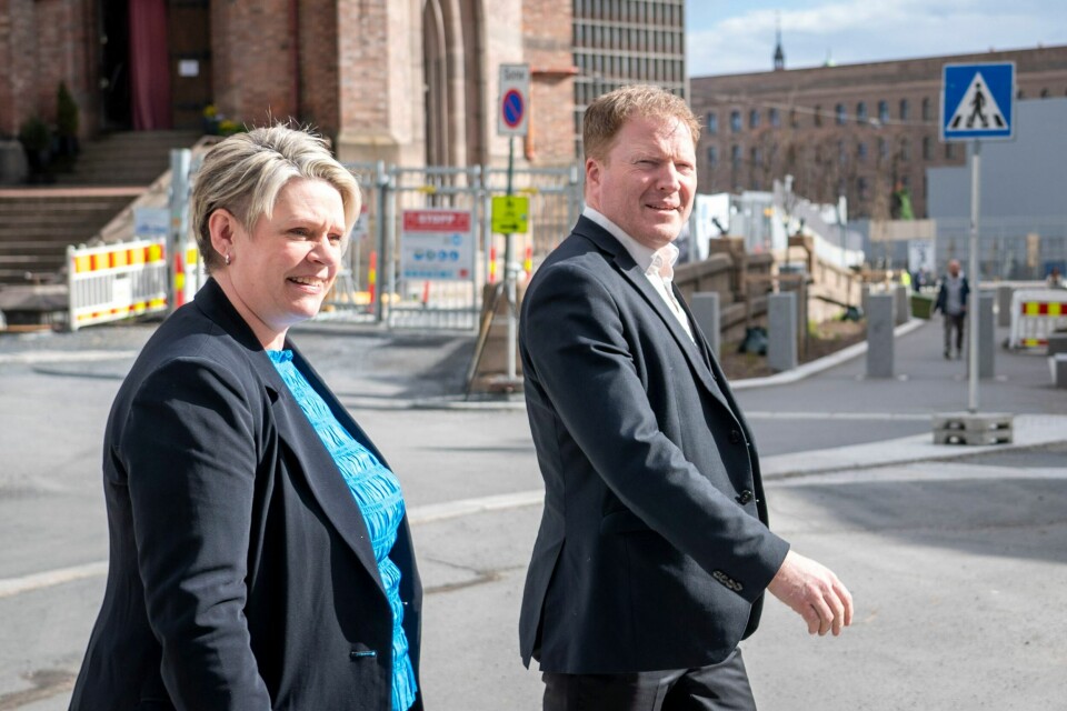 Arbeids- og inkluderingsminister Marte Mjøs Persen og kommunalminister Sigbjørn Gjelsvik kommer med en rekke tiltak for å gjøre det lettere for kommunene å bosette flyktninger.– Det er viktig at kommuner som bosetter flyktninger også greier å støtte opp under dem når de skal ut i arbeid. Språkkunnskaper er viktig, og vi ser at mange av dem har behov for mer enn den ettårige norskopplæringen de får i dag, sier arbeids- og inkluderingsminister Marte Mjøs Persen. Foto: Heiko Junge / NTB Arbeids- og inkluderingsminister Marte Mjøs Persen og kommunalminister Sigbjørn Gjelsvik kommer med en rekke tiltak for å gjøre det lettere for kommunene å bosette flyktninger.– Det er viktig at kommuner som bosetter flyktninger også greier å støtte opp under dem når de skal ut i arbeid. Språkkunnskaper er viktig, og vi ser at mange av dem har behov for mer enn den ettårige norskopplæringen de får i dag, sier arbeids- og inkluderingsminister Marte Mjøs Persen. Foto: Heiko Junge / NTB