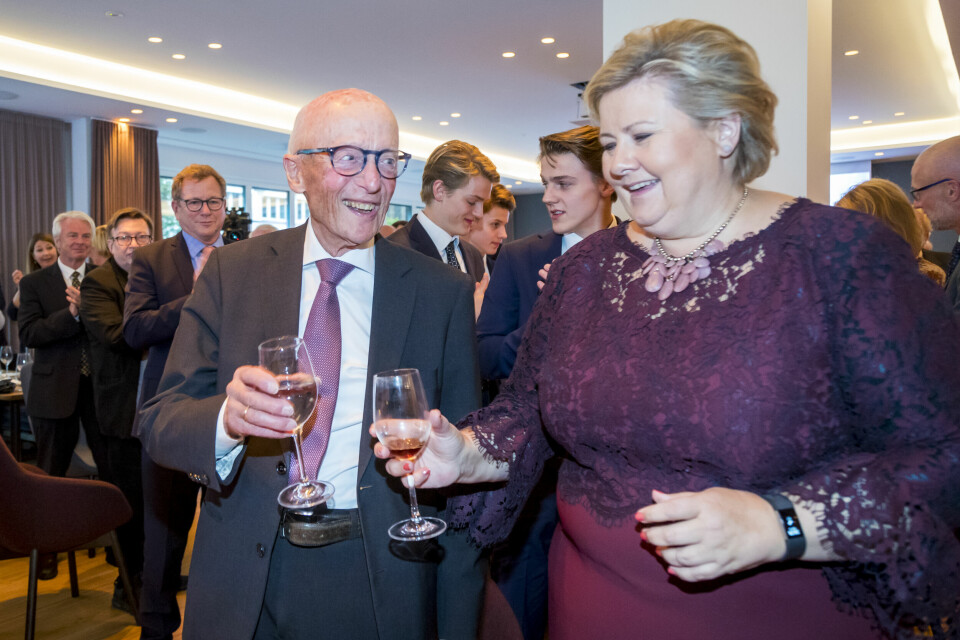 SAVN: De to tidligere Høyre-statsministrene Erna Solberg og Kåre Willoch skåler under en mottakelse på Høyres Hus søndag i anledning jubilanten Willochs 90-årsdag 3. oktober i 2018. – Jeg kommer til å savne Kåre, sier hun etter dødsbudskapet om den tidligere Høyre-lederen. SAVN: Statsminister Erna Solberg og Kåre Willoch skåler under en mottakelse på Høyres Hus søndag i anledning jubilantens 90-årsdag 3. oktober i 2018. – Jeg kommer til å savne Kåre, sier hun.