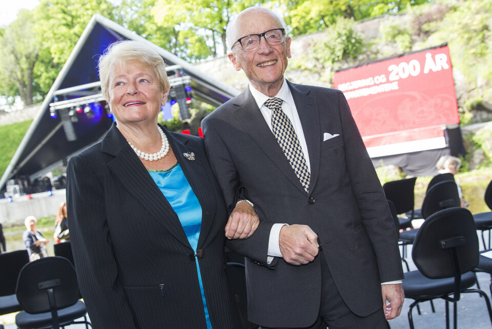 SENTRALE: De to tidligere statsministrene Gro Harlem Brundtland og Kåre Willoch var sentrale personer i norsk politikk gjennom 1980-tallet. Da regjeringen og departementene feiret seg selv i anledning 200-årsjubileet ved Karpedammen på Akerhus festning, kom de hånd i hånd. Gro Harlem Brundtland (t.v.) minnes sin tidligere politiske motstander og statsministerkollega Kåre Willoch som hedersmann. Willoch døde mandag.Foto: Heiko Junge / NTB