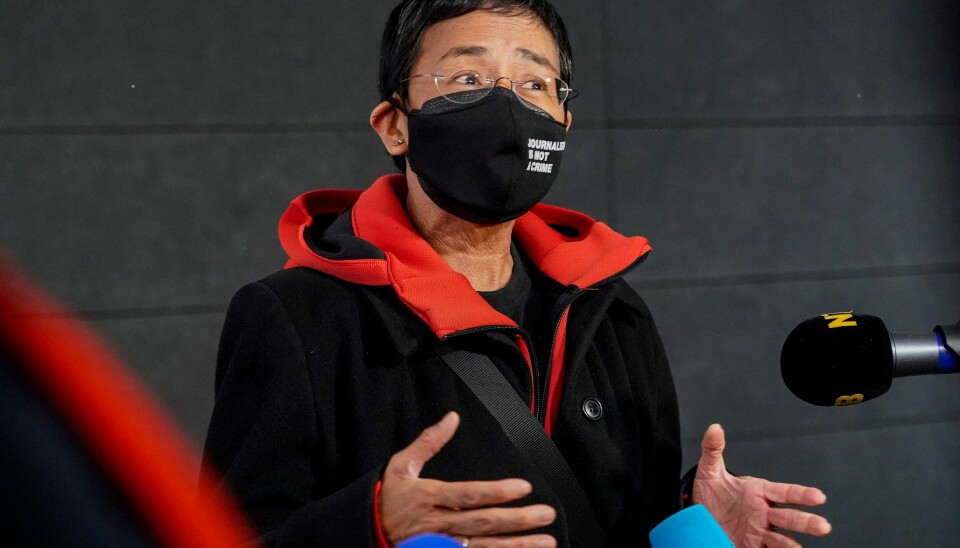MOTTAR PRIS: Fredsprisvinner Maria Ressa var iført et munnbind med påskriften «Journalism is not a crime» da hun møtte pressen på Oslo lufthavn onsdag ettermiddag. Fredsprisvinner Maria Ressa var iført et munnbind med påskriften «Journalism is not a crime» da hun møtte pressen på Oslo lufthavn onsdag ettermiddag. Foto: Terje Bendiksby / NTB