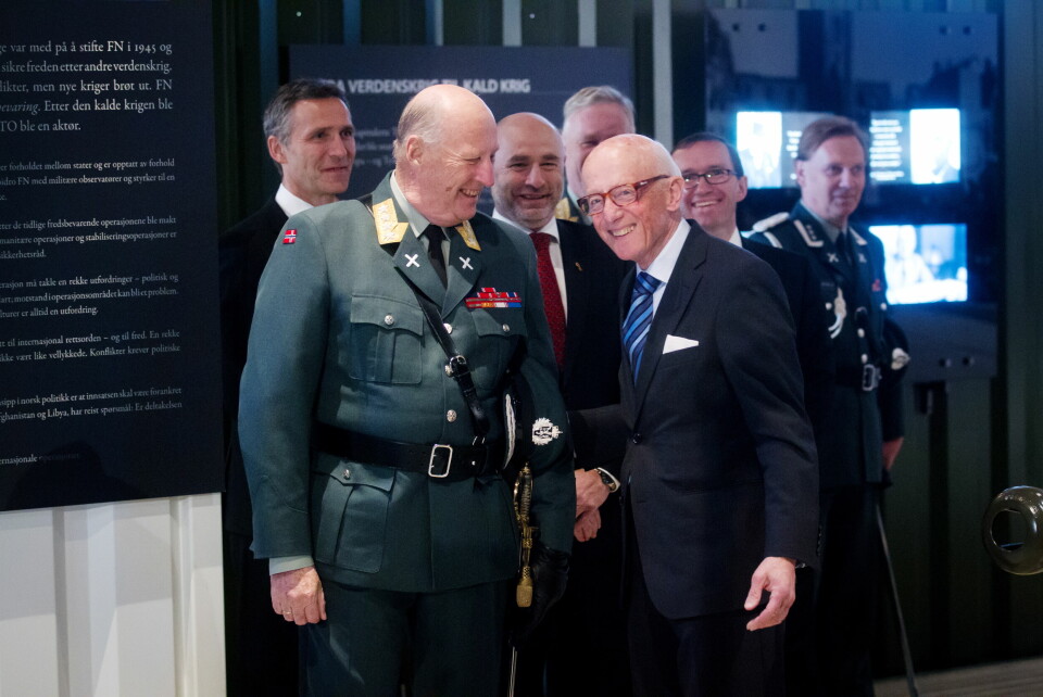 KONDOLANSE: Kong Harald og Kåre Willoch under åpningen av en ny utstilling på Forsvarsmuseet i 2012. Tilstede er også daværende statsminister Jens Stoltenberg, tidligere stortingspresident Dag Terje Andersen og daværende forsvarsminister Espen Barth Eide. Mandag kveld etter Willochs bortgang sendte kongehuset ut kondolansebrev. Kongehuset sendte mandag ut et kondolansebudskap fra kong Harald på vegne av Kongefamilien i anledning tidligere statsminister Kåre Willochs bortgang. Foto: Kyrre Lien / NTB