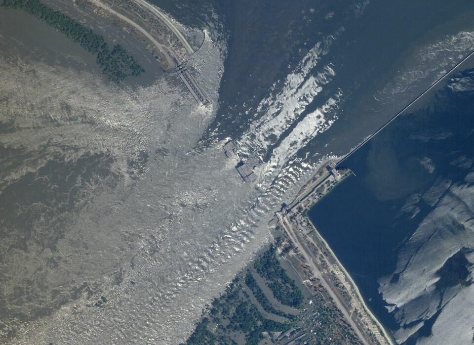 Satellittbilde viser den revnede Kakhovka-demningen sør i Ukraina. Satellittbilde viser den revnede Kakhovka-demningen sør i Ukraina. Foto: Planet Labs PBC via AP / NTB