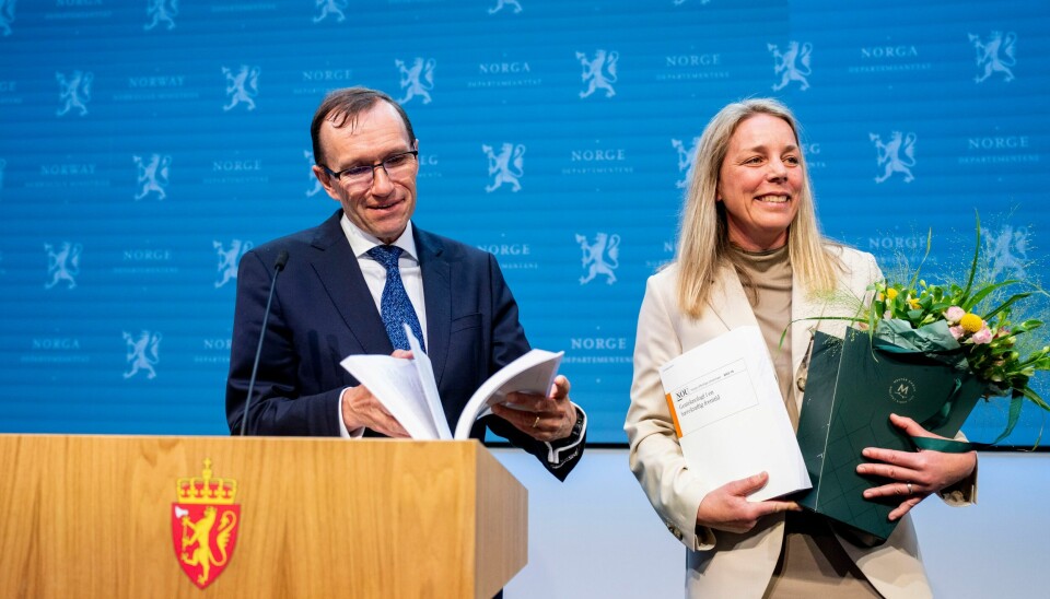 Klima- og miljøminister Espen Barth Eide (Ap) mottok tirsdag et forslag fra Genteknologiutvalget om endringer i genteknologiloven. Utvalgsleder Anna Wargelius sier flertallet i utvalget ønsker en betydelig oppmykning. Klima- og miljøminister Espen Barth Eide (Ap) mottok tirsdag et forslag fra Genteknologiutvalget om endringer i genteknologiloven. Utvalgsleder Anna Wargelius sier flertallet i utvalget ønsker en betydelig oppmykning. Foto: Javad Parsa / NTB