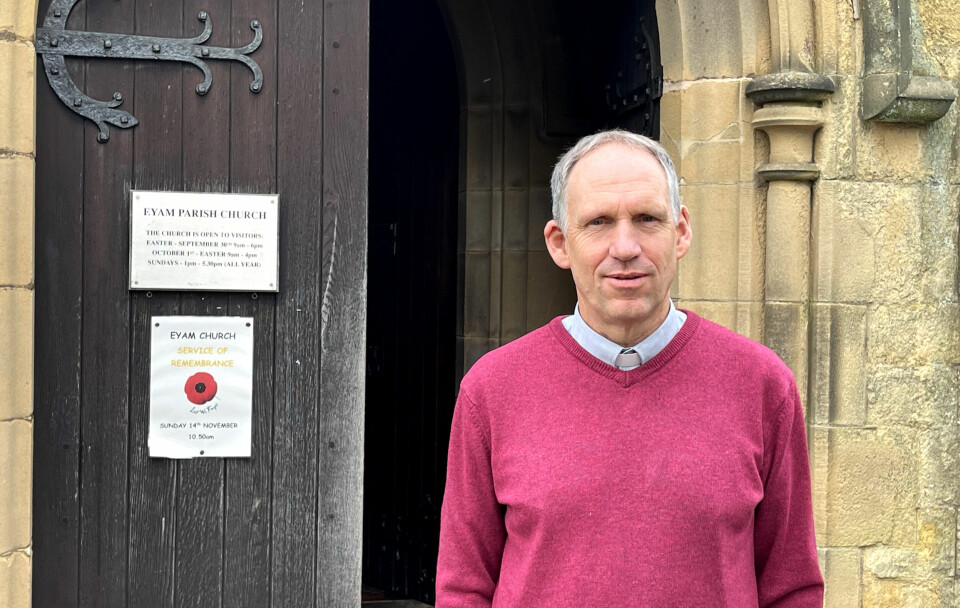 STENGTE: I fjor vinter måtte sogneprest Mike Gilbert stenge kirken i Eyam, akkurat slik som hans forgjenger hadde gjort det da pesten herjet i 1665. I fjor vinter måtte sogneprest Mike Gilbert stenge kirken i Eyam, akkurat slik som hans forgjenger hadde gjort det da pesten herjet i 1665. – Vi har ikke forandret oss så mye siden den gang. Vi har bare fått hjelp av vitenskap og teknologi, sier han.