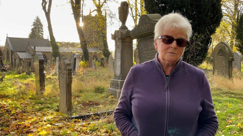 – Selv om verden er i ferd med å gjenåpne, tror jeg at vi som bor i Eyam er litt mer forsiktige med å vende tilbake til det vanlige livet, fordi historien har lært oss det, forteller kirketjener Joan Plant. – Selv om verden er i ferd med å gjenåpne, tror jeg at vi som bor i Eyam er litt mer forsiktige med å vende tilbake til det vanlige livet, fordi historien har lært oss det, forteller kirketjener Joan Plant.