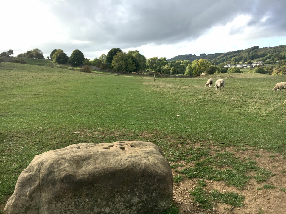 GRENSE: Grensesteinen markerte hvor langt innbyggerne i Eyam kunne tillate seg å gå mens pesten herjet i 1665. Steinen fungerte også som en slags datidens netthandel. Grensesteinen markerte hvor langt innbyggerne i Eyam kunne tillate seg å gå. Steinen fungerte også som en slags datidens netthandel.