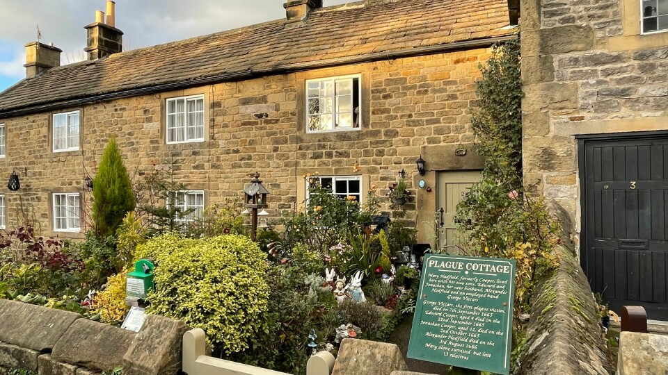 På folkemunne kalles vesle Eyam i Peak District gjerne for «Pestlandsbyen», Plague village. Ikke bare fordi den ble rammet av pest, men fordi tapre innbyggere ikke spredte den videre. På folkemunne kalles vesle Eyam i Peak District gjerne for «Pestlandsbyen», Plague village. Ikke bare fordi den ble rammet av pest, men fordi tapre innbyggere ikke spredte den videre.