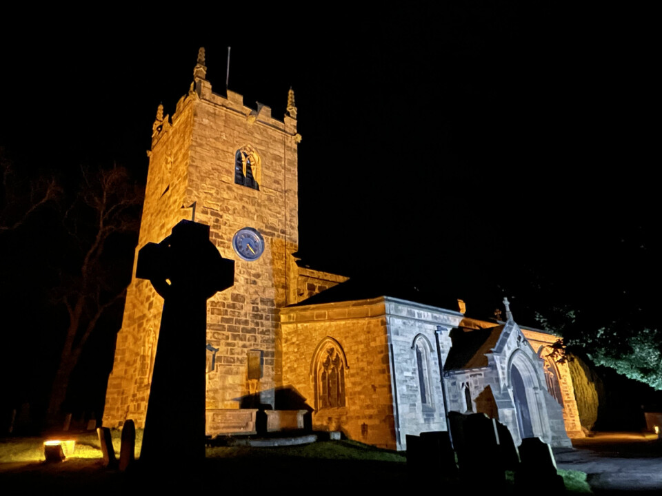 STENGT: Under pestutbruddet på 1600-tallet ble gudstjenestene flyttet ut av den gamle middelalderkirken i sentrum av Eyam. Da landsbyen ble nedstengt 350 år senere ble gudstjenestene gjort digitalt Eyram