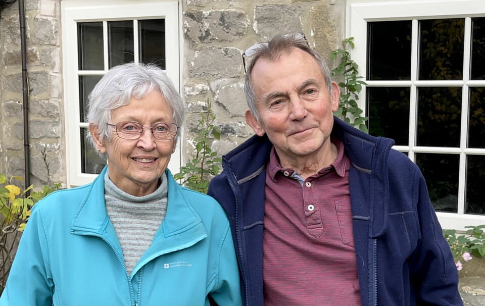 HVITE BILER: – Den første tiden var det behagelig stille og ingen biler her. Så begynte folk å bestille varer på nettet, og da kom de hvite budbilene i ett sett, forteller landsbyboerne Annette Bindon og Andy Hoult. – Den første tiden var det behagelig stille og ingen biler her. Så begynte folk å bestille varer på postordre, og da kom de hvite budbilene i ett sett, forteller landsbyboerne Annette Bindon og Andy Hoult.