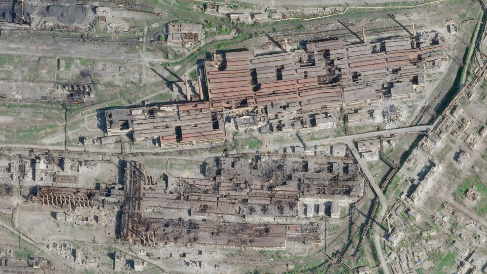 Satellittbilder fra Planet Labs PBC søndag viser skadene på stålverket Azovstal i Mariupol. Azovstal har et stort nettverk med underjordiske tunneler fra den kalde krigen. Satellittbilder fra Planet Labs PBC søndag viser skadene på stålverket Azovstal i Mariupol. Azovstal har et stort nettverk med underjordiske tunneler fra den kalde krigen. Foto: Planet Labs PBC via AP / NTB