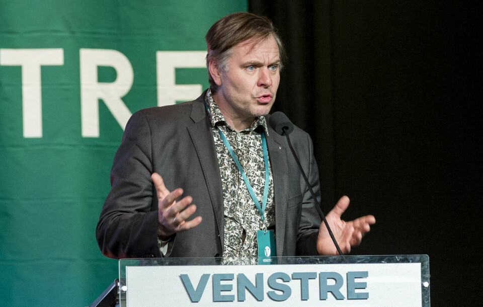 STILLER SPØRSMÅL: Venstres Alfred Bjørlo har sendt skriftlig spørsmål til Finansdepartementet om saken. Alfred Bjørlo i Venstre mener SV har mer å tjene på å danne flertall med opposisjonen om lønnsstøtte enn å søke samarbeid med regjeringen. Foto: Ned Alley / NTB