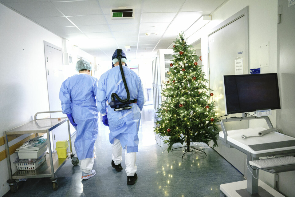 JULESTEMNING: Helgedagar og kvardagar blir ganske like på ei intensivavdeling. Då gjeld det å gjere det beste ut av det, og lage så mykje julestemning som ein kan få til. På coronakohorten på OUS Ullevål sykehus ligger smittebærende pasienter på respirator. Corona, korona, intensiv, sykehus. Intensivsykepleiere på intensivavdelingen på Ullevål sykehus.Daniel Østrem BartzKaroline Rugset Solberg