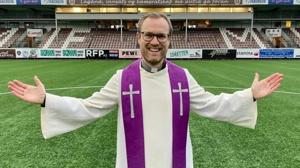 PÅ MATTA: Mjøndalen kyrkjelyd og fungerande sokneprest Arnstein Hardang inviterte til utegudsteneste på fotballstadion. m